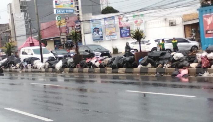 Sampah Kuasai Trotoar Jalan Tangerang–Serpong, Kinerja DLH Tangsel Dipertanyakan