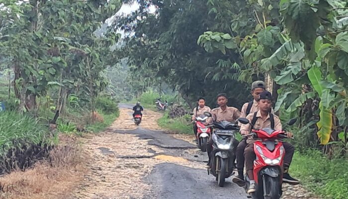 Jalan Rusak Bertahun-tahun, Pelajar Todanan Terancam Setiap Hari