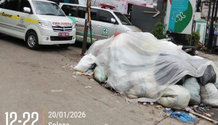 Sampah Menggunung di Depan RSUD Tangsel, Ancam Kesehatan Pasien