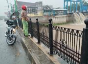 Aiptu Dede Mahdi Pantau Wilayah Rawan Banjir di Desa Mekarmukti