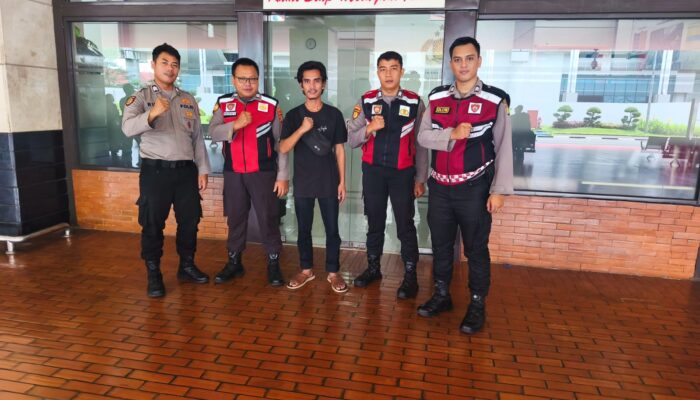 Polisi Bandara Soetta Patungan Beli Tiket Korban Penipuan Online
