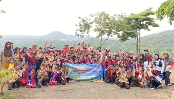 SDN 18 Pangkalpinang Gelar Hiking Edukatif di Bukit Pao