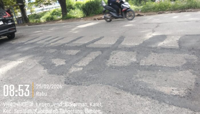 Aspal Cadas Sepatan Diduga Tak Sesuai Standar