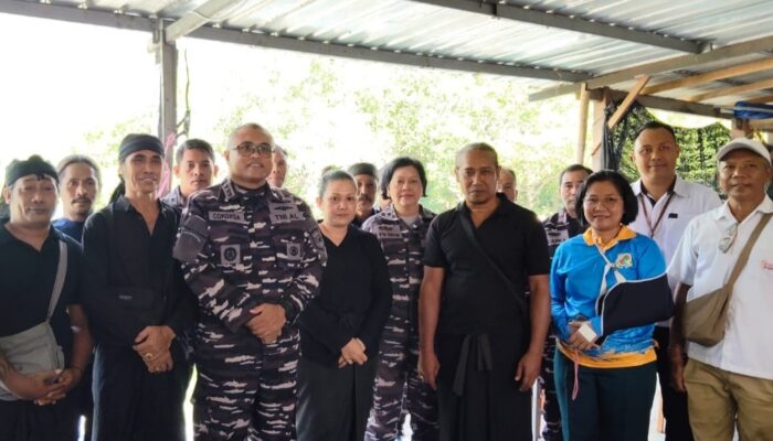 Dukung Ketahanan Pangan Nelayan Pesisir, Lanal Bali Serahkan Bantuan Jukung ke KUB “Samudra” Serangan