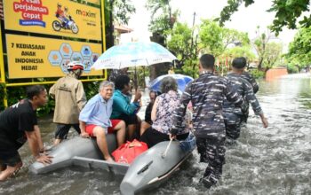 Banjir di Sesetan, Lanal Bali Gerak Cepat Evakuasi Warga Terjebak 