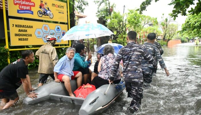 Banjir di Sesetan, Lanal Bali Gerak Cepat Evakuasi Warga Terjebak 