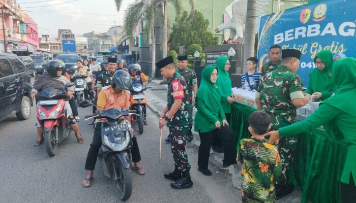 Kodim 0416/Bute Berbagi Takjil untuk Warga Bungo di Bulan Ramadan
