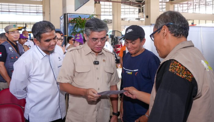 Menaker Yassierli Cek Kesehatan Sopir di Posko Mudik K3 Pulo Gebang