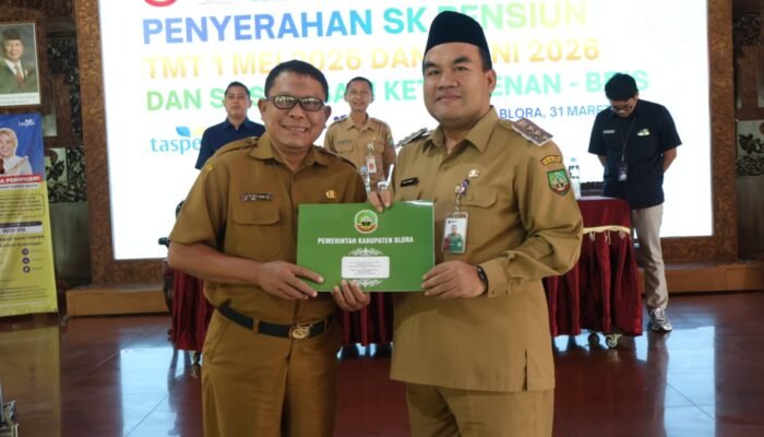 Bupati Blora Serahkan 70 SK Pensiun ASN, Ajak Tetap Mengabdi di Masyarakat