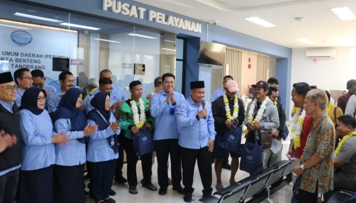 Harkonas 2026: Datang Bayar Air, Pelanggan PDAM Tirta Benteng Pulang Bawa Bunga