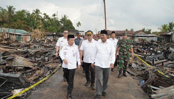 Gubernur Al Haris Tinjau Korban Kebakaran Tanjab Barat, Serahkan Bantuan