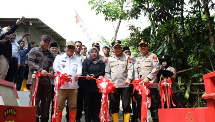 Kapolda Banten Resmikan Jembatan Presisi dan Tanam 1.000 Pohon di Lebak