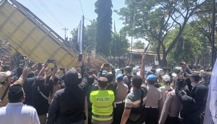 Ratusan Petani Tebu Tumpah Ruah di PG GMM Blora