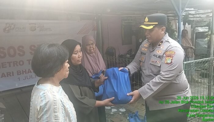 Jaga Jakarta On The Spot, Kapolsek Jatiuwung Salurkan 20 Paket Sembako kepada Warga Cibodas Baru