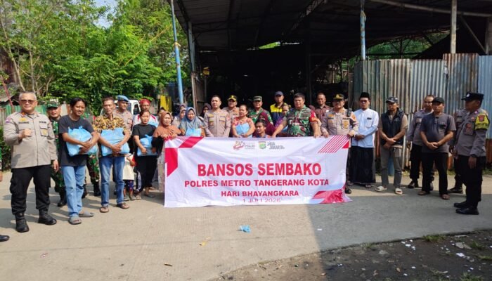 Kapolres Metro Tangerang Kota Bagikan Sembako kepada Warga Panunggangan Barat Lewat Jaga Jakarta On The Spot