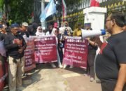 Viral Dugaan Nikah Siri Andra Soni, Massa Geruduk Kemendagri Bawa Sejumlah Dokumen