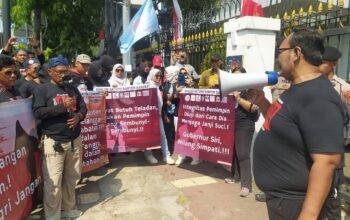 Viral Dugaan Nikah Siri Andra Soni, Massa Geruduk Kemendagri Bawa Sejumlah Dokumen