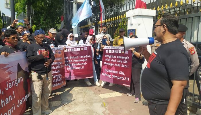 Viral Dugaan Nikah Siri Andra Soni, Massa Geruduk Kemendagri Bawa Sejumlah Dokumen