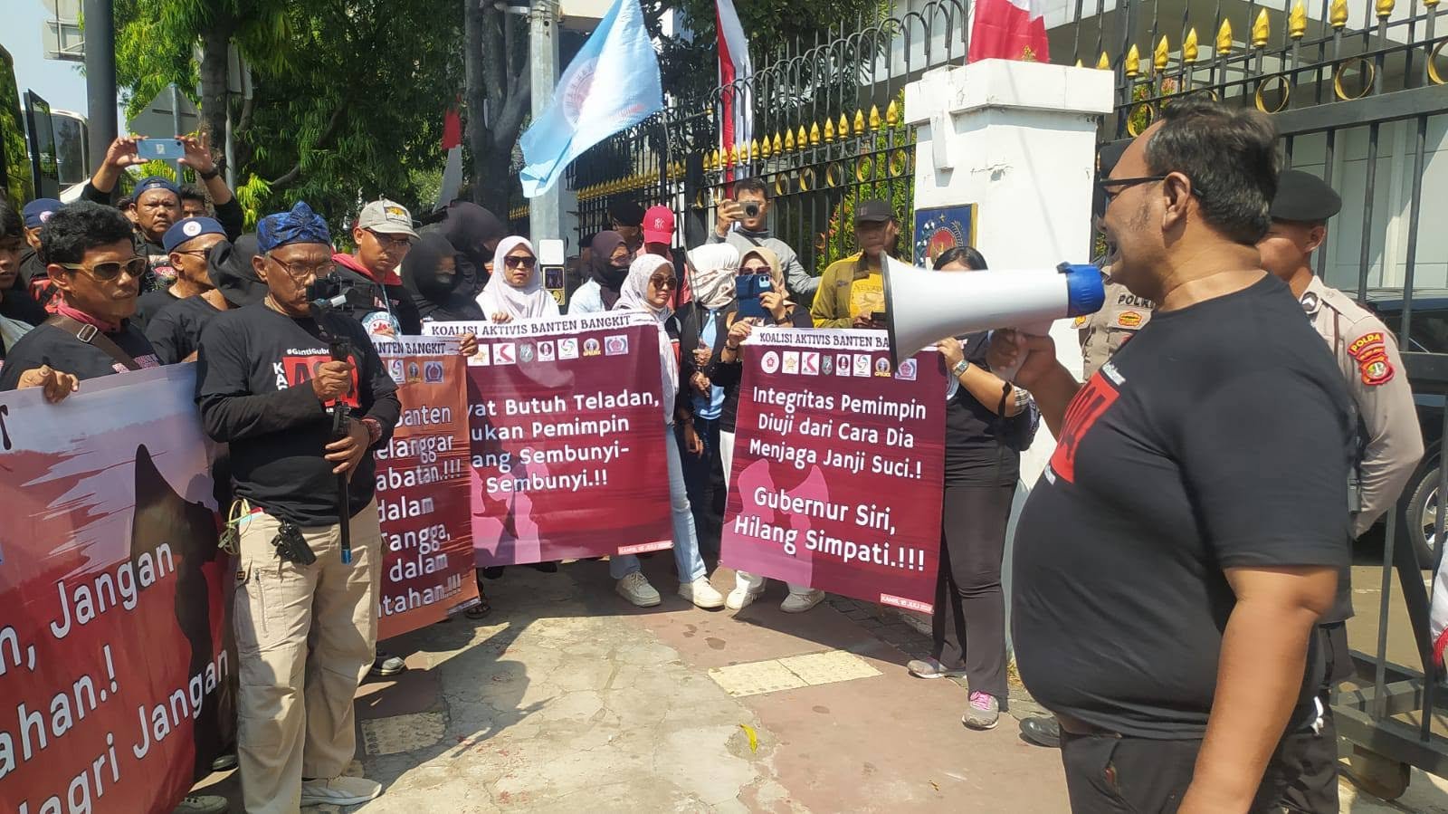 Viral Dugaan Nikah Siri Andra Soni, Massa Geruduk Kemendagri Bawa Sejumlah Dokumen 1 751281649 2557521954683422 9151101842292788695 n