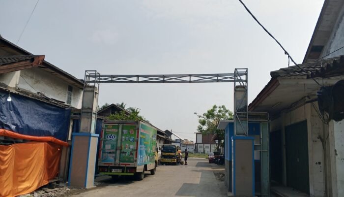 Proyek Gapura RW 04 Kutabaru Diduga Siluman, Papan Proyek Dipasang Usai Disorot Wartawan Lalu Menghilang