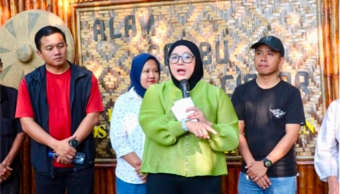 Pasar Rakyat Alam Bambu Ciakar Dapat Apresiasi Wakil Bupati Intan, Dongkrak Ekonomi Desa