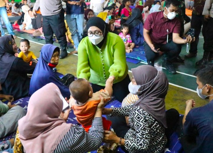 Wakil Bupati Intan Tinjau Warga Terdampak Asap Kebakaran TPA Jatiwaringin 3 IMG 20260706 WA0024