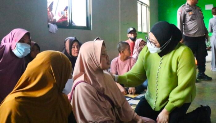 Wakil Bupati Intan Tinjau Warga Terdampak Asap Kebakaran TPA Jatiwaringin