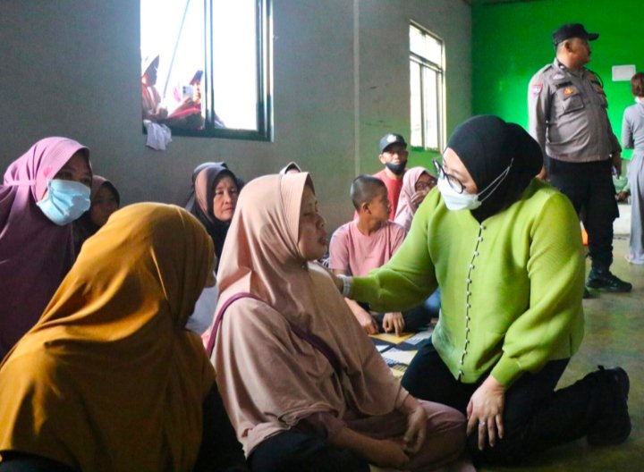 Wakil Bupati Intan Tinjau Warga Terdampak Asap Kebakaran TPA Jatiwaringin 1 IMG 20260706 WA0025