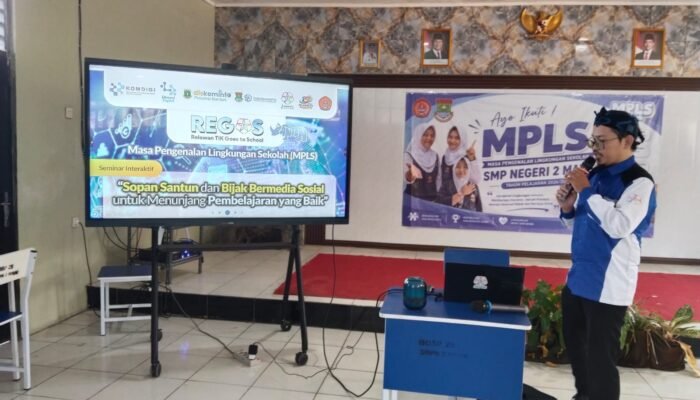 Literasi Digital Warnai MPLS SMPN 2 Mauk, Relawan TIK Edukasi Bijak Bermedia Sosial