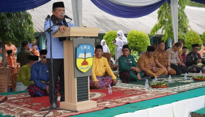 Gubernur Al Haris Apresiasi Penyerahan Murid Baru Secara Adat di SMA Negeri 1 Muaro Jambi