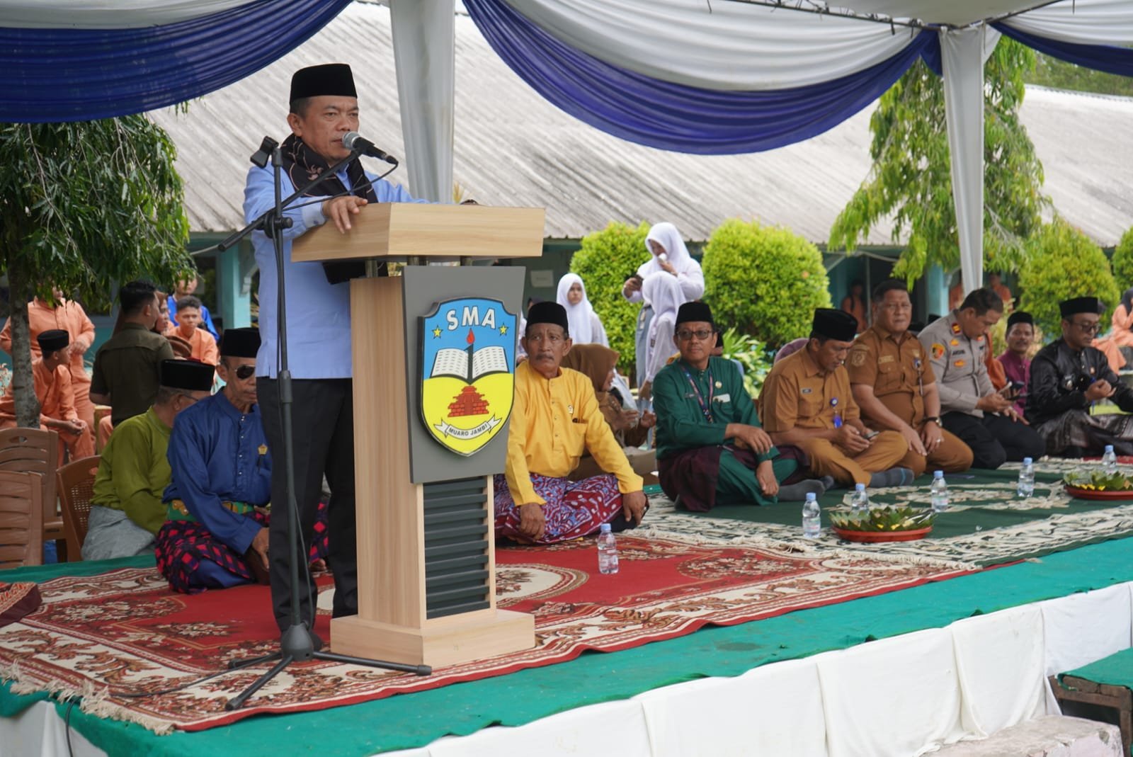 Gubernur Al Haris Apresiasi Penyerahan Murid Baru Secara Adat di SMA Negeri 1 Muaro Jambi 1 IMG 20260722 WA0003