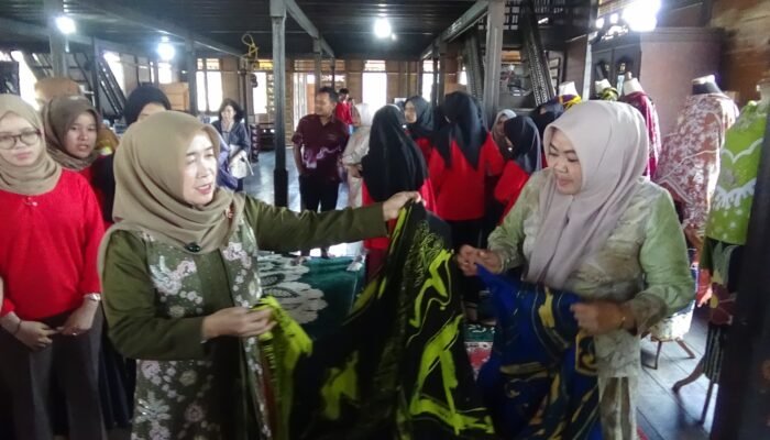 Pelatihan Batik Kontemporer PKW Cetak 34 Wirausaha Muda Jambi