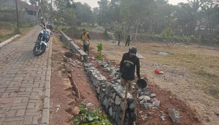 Proyek Siluman di Jambe? Pembangunan Saluran Air Desa Tipar Raya Tanpa Papan Nama
