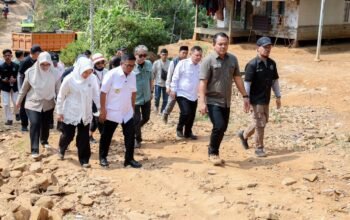 Jalan Rusak 40 Tahun, Andra Soni Bikin Janji yang Ditunggu Warga 6 IMG 20260812 WA0004