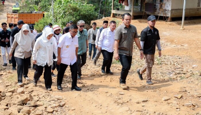 Jalan Rusak 40 Tahun, Andra Soni Bikin Janji yang Ditunggu Warga