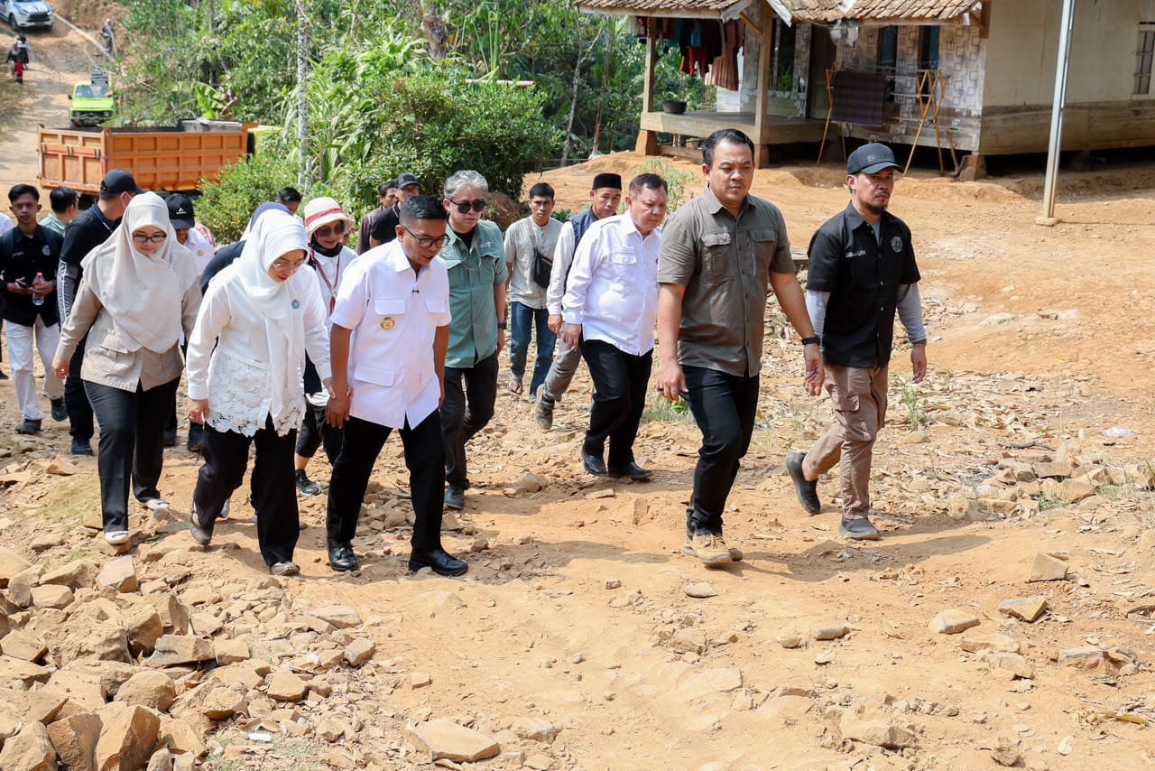 Jalan Rusak 40 Tahun, Andra Soni Bikin Janji yang Ditunggu Warga 1 IMG 20260812 WA0004