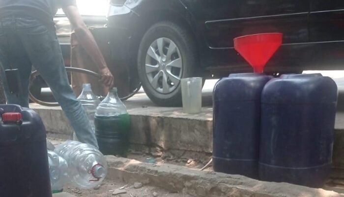 Dugaan Penimbunan Pertalite Terang-terangan di Kedoya Utara, Banyak Dirigen dan Galon Terlihat di Lokasi