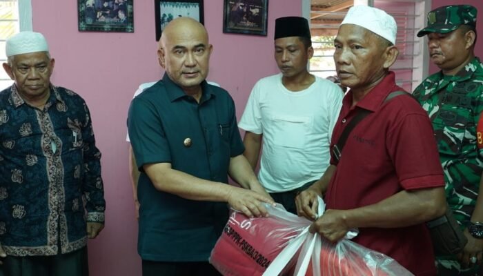 Bupati Bungo Serahkan Bantuan untuk 14 Korban Kebakaran Dusun Buat