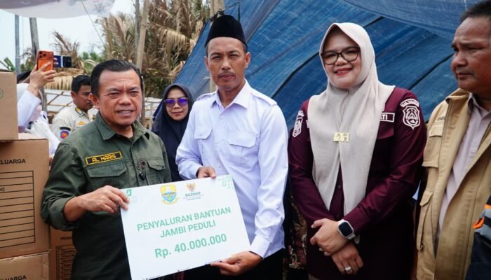 Gubernur Al Haris Bantu Korban Kebakaran Lagan Tengah Bangun Rumah