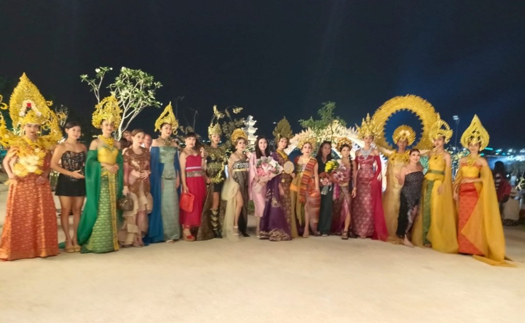 Desainer Meggie Hadiyanto Sukses Pukau Pengunjung di Soft Opening Sira Village 3 Screenshot 20260801 235307 WhatsApp