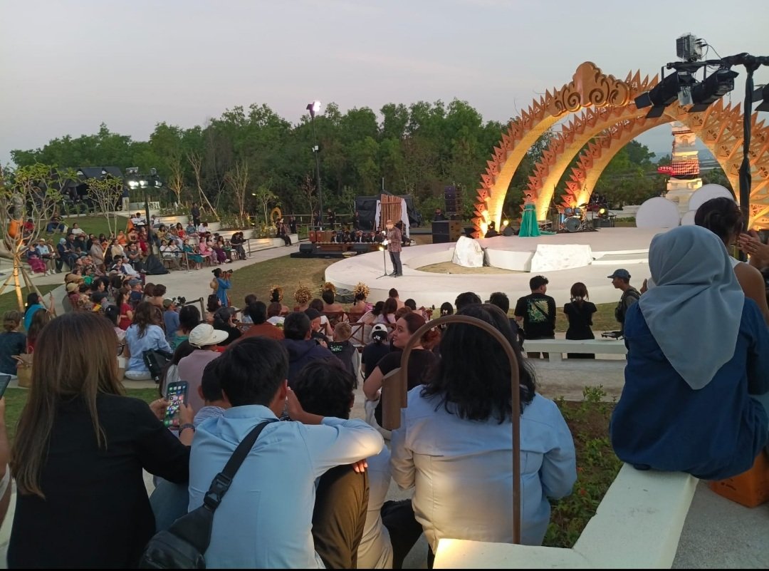 Desainer Meggie Hadiyanto Sukses Pukau Pengunjung di Soft Opening Sira Village 4 Screenshot 20260802 000040 WhatsApp