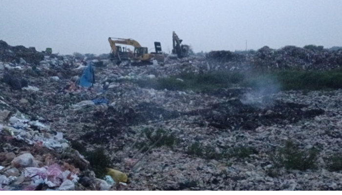 11,4 Miliar untuk Jalan TPA Jatiwaringin, Saat Asap Masih Mengepul