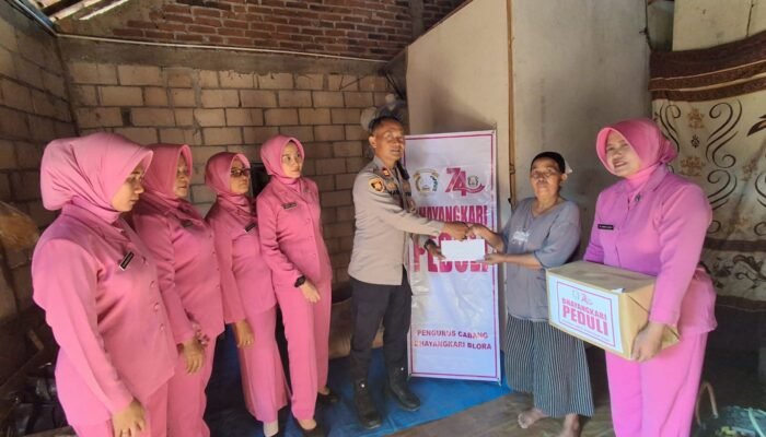 Bhayangkari Peduli, Polsek Todanan Sambangi Lansia Ngumbul Bawa Bantuan