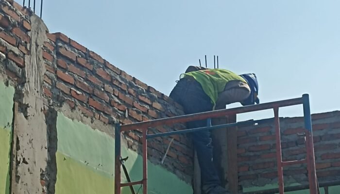 Proyek Revitalisasi SDN Suko 1 Rp1,6 Miliar Disorot, APD Pekerja Dipertanyakan