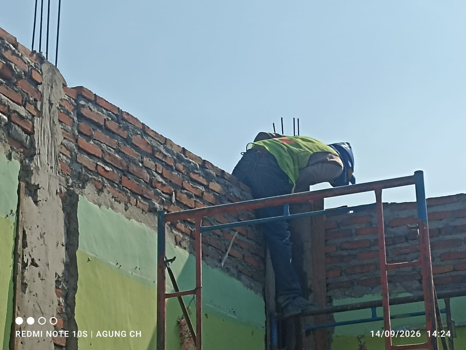 Proyek Revitalisasi SDN Suko 1 Rp1,6 Miliar Disorot, APD Pekerja Dipertanyakan 1 IMG 20260916 WA0044