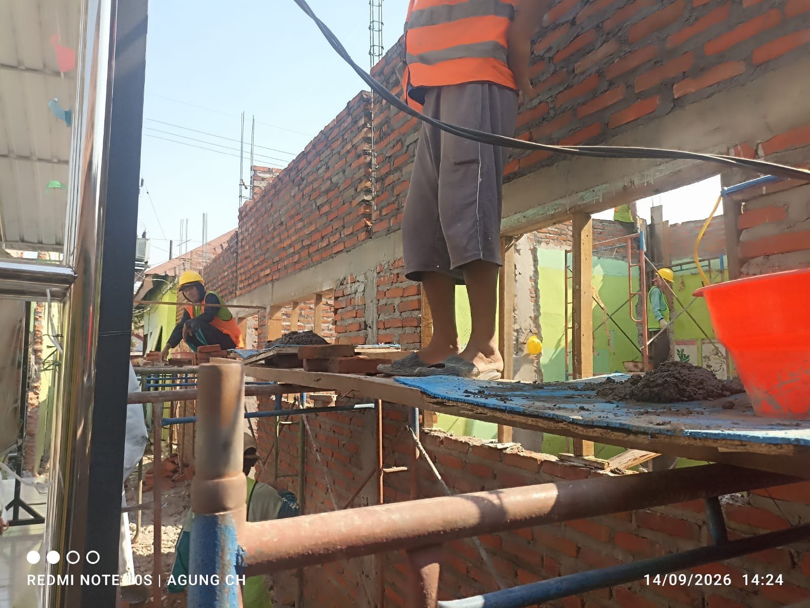 Proyek Revitalisasi SDN Suko 1 Rp1,6 Miliar Disorot, APD Pekerja Dipertanyakan 3 IMG 20260916 WA0049