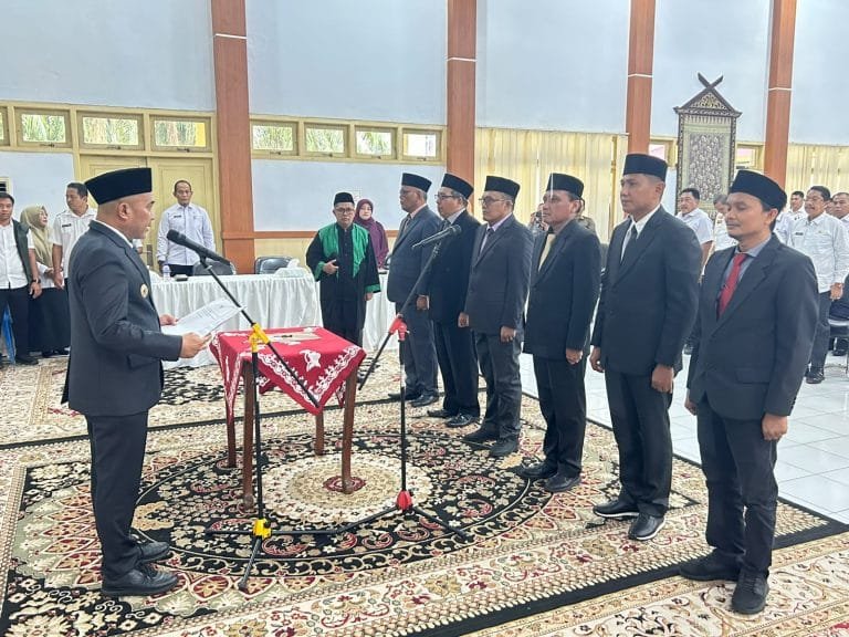 Bupati Bungo Dedy Putra saat melantik dan mengambil sumpah enam pejabat Eselon II dan III di lingkungan Pemerintah Kabupaten Bungo, Rabu (23/9/2026).