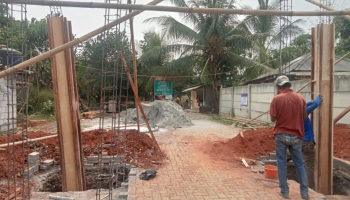 Proyek Gapura Makam Ciatuy Rp147 Juta Diduga Pakai Besi Kecil, Warga Minta Diperiksa
