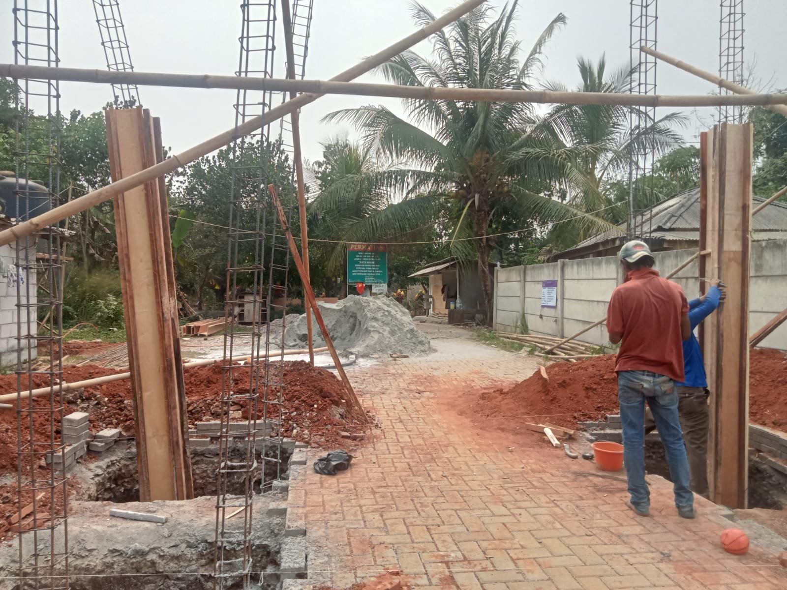 Proyek Gapura Makam Ciatuy Rp147 Juta Diduga Pakai Besi Kecil, Warga Minta Diperiksa 1 IMG 20260927 WA0020