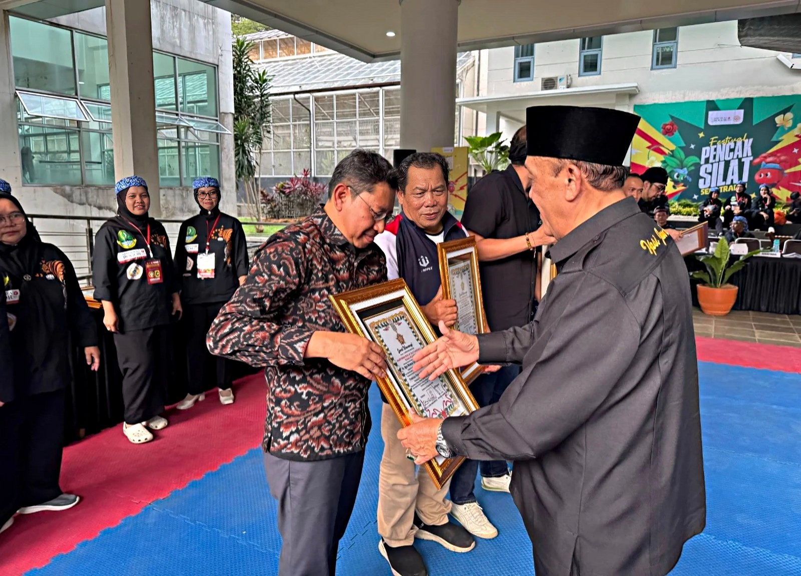 Agus Wirawan Eko Saputro Dianugerahi Gelar “Pendekar Pencak Silat Jawa Barat” 1 IMG 20260928 121635
